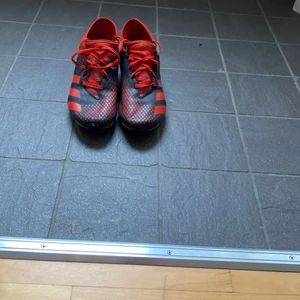 Adidas predator 20.4 IIC FG J fotbollsskor  - Nu säljer jag mina fotbollsskor som är från adidas. Skorna är i ett bra skick. Köparen står för frakten!