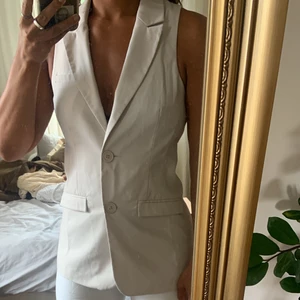 Väst  - Krämvit/beige väst  Fodrad, liten slits bak  Storlek 40 Märke zoul