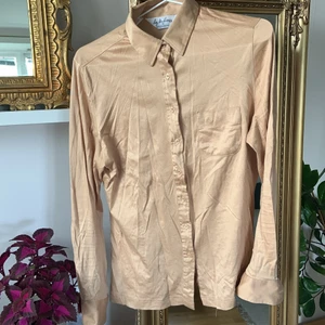 Skjorta - Beige trikå skjorta  Stretchigt material  Strl 16 Fint skick 💫 Passar mig som är en strl 38 