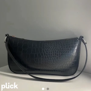 Svart axelväska - Säljer denna svarta från H&M, lånad bild men min är knappt använd, ser helt ny ut! Säljer för 90kr (köpt för 250kr)