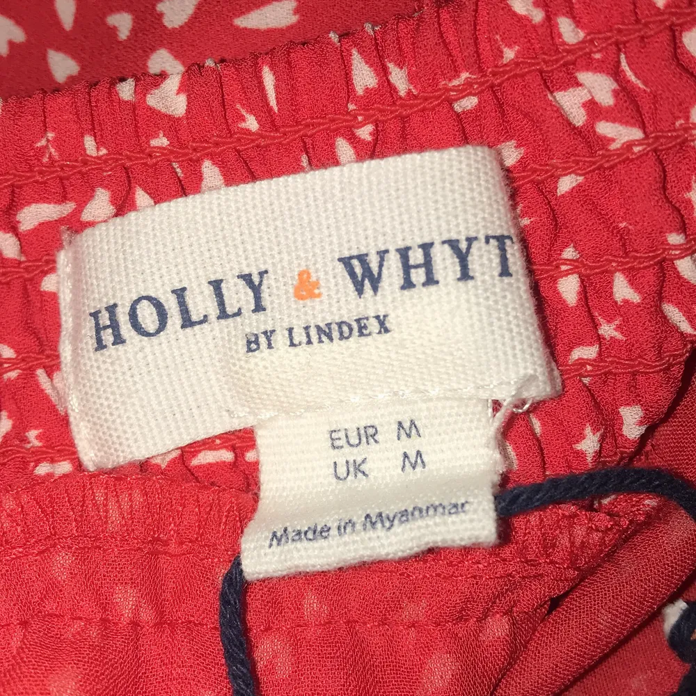 Röd fin kjol från Lindex ✨säljer den för den är för stor i midjan för mig🔥😭så tänkte att den kunde passa bättre på nån annan.Köpte den tidigare för 250 och nu säljs för billigare pris💕 . Kjolar.