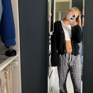 Stickad kofta Lager 157 - Stickad kofta från Lager 157, använd en gång, i nyskick!  Storlek S men passar både mindre och större! Spårbar frakt tillkommer❤️ nypris 150kr