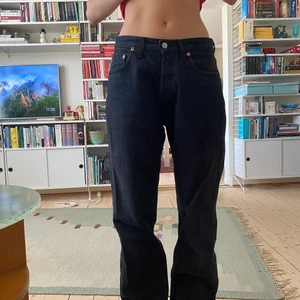 Levi’s jeans  - Jättefina svarta jeans från levi’s som jag tyvärr inte använder så ofta. Det är min syrra på bilden och hon är 175 cm lång. Frakt tillkommer! 
