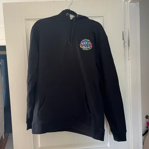 Santa cruz hoodie - Säljer denna hoodie i storlek M, använd 4-5 gånger så i jättefint skick! Frakten ingår inte i priset 💕