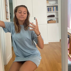 Tshirt-klänning från Pieces - Supermjuk T-shirtklänning från Pieces! Perfekt på sommardagar när man vill vara bekväm men ändå fin💓 Helt oanvänd med lappenkvar och slutsåld på hemsidan!