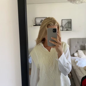 Stickad väst - Jätte fin stickad väst från hm, går att styla både med och utan skjorta! Västen är i nyskick då den aldrig är använd💕