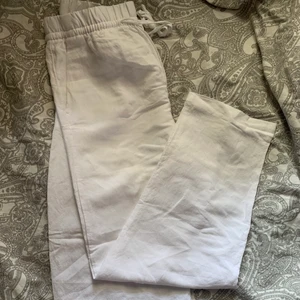Linnebyxor storlek xs  - Säljer dessa linnebyxor i storlek xs, kommer starta en budgivning Hör av er om ni vill ha fler bilder på byxorna 💓
