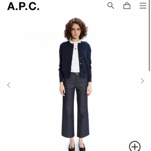APC jeans - Populära ”sailor jeans” från APC. Sparsamt använda. Säljer pga flytt. Nypris 1999 kr. Passar någon som är ca 160-165 cm. 💙