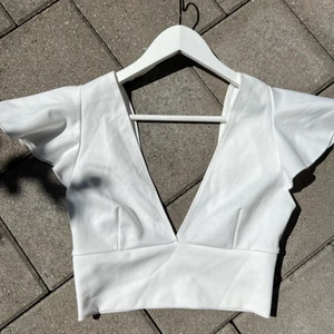 Vit topp (Budgivning) - ((Lägger upp igen för förra budgivningen strulade.)) Supersöt vit topp, aldrig använd då den är för stor om man inte har stor byst. Strl XS.