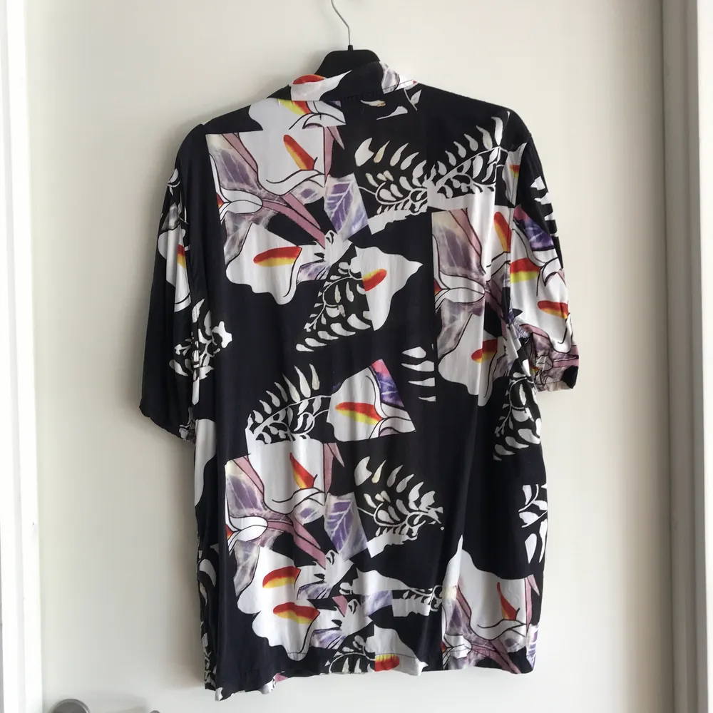 Our Legacy box shirt. Fint skick. Tillverkad i flowy viskos-tyg som är perfekt för sommaren. Storlek 48. Mått: p2p: 56 cm axlar: 48 cm längd: 71 cm. Skjortor.