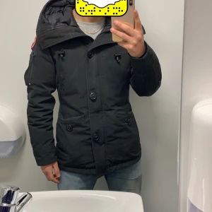 Canada goose jacka  - Äkta canada goose jacka inköpt från johnells för drygt 2 och ett halvt år tbx, har vuxit ur den så har beslutat att lägga den till försäljning pris kan diskuteras vid snabb affär!  Obs så har qr koden gått av