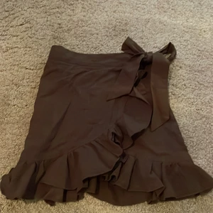 Militärgrön kjol med knut - Jättefin mörkgrön kjol med knut. Strl 34💚