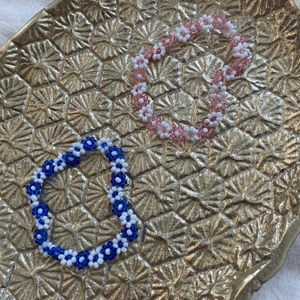 Två fina blomarmband!💙💗 - Fint armband i två olika färger!💙 (Frakten är ej spårbar och kostar 15kr) Skriv vid intresse!💓 Priset gäller/st