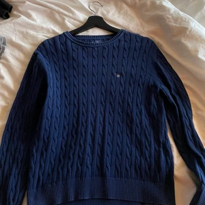 Gant stickad tröja 170 cm - Märke gant färg marineblå skick 8/10 köpt på kidsbrandstore för 799kr mitt pris 250 kr 