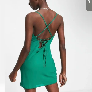 Grön Oanvänd klänning från Asos st.36 - jättefin grön klänning som aldrig är använd, prislappen sitter kvar. Från Asos i storlek 36 Säljer på grund av att jag var klantig och glömde skicka tillbaka innan utgången returtid. Nypris var 369 kr