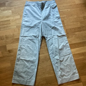 Cos byxor - Byxor från Cos Condition: 9/10 använt fåtal gånger, inga skador på byxorna Fit: lite oversized