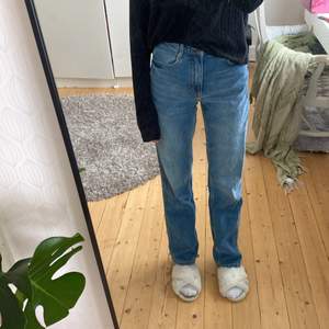 Asfina blåa jeans ifrån Zara. Säljer då dem inte kommer till användning längre. Jeansen har  en slits längst ner på benet och är bra i längden på mig som är 174cm😊 Köpare står för frakt!!! 
