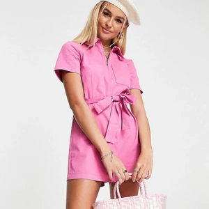 Jättesöt oanvänd rosa playsuit frånAsos  - jättefin rosa playsuit som aldrig är använd, prislappen sitter kvar. Från Asos i storlek 36. Säljer på grund av att jag var klantig och glömde skicka tillbaka innan utgången returtid. Själv använder jag samma playsuit i storlek 38 och ÄLSKAR den! Nypris 469