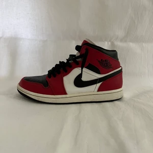Jordan 1 mid Chicago black toe  - Jag säljer dem pga att jag har växt ur dem. Ganska använda men är ändå i ett ganska bra skick. Jag har tyvär ingen box kvar men kvitto finns. Köpt på flight club för 2100 kr