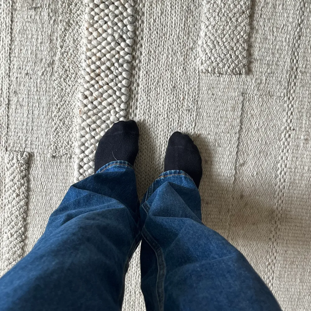 Mörkblåa jeans från Monki i modellen Kaori som är väldigt straight leg och high waist💕 går ner till golvet på mig som är 170, säljer pga för stora för mig✨ köpta för 400 kr. Jeans & Byxor.