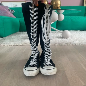 Knähöga converse  - Höga Converse i svart! Extremt bra skick. Inga defekter förutom litelite skav på ena loggan. 