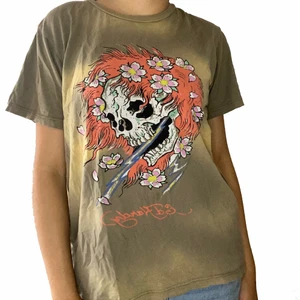 ed hardy t shirt - ed hardy t shirt <3 passar S-M, har litet hål vid ärmen, skriv för bild