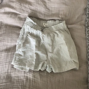 Linne shorts❤️‍🔥❤️‍🔥 - Jätte fina trendiga linneshorts! Helt slutsålda!!🤍super sköna och sitter jätte bra på💗Nypris: 359