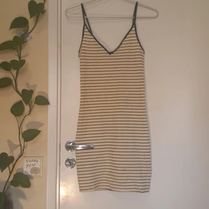 Klänning  - Klänning jag sytt till själv. Står ingen storlek men skulle säga small. Stretchig. Gul med vita och svarta ränder