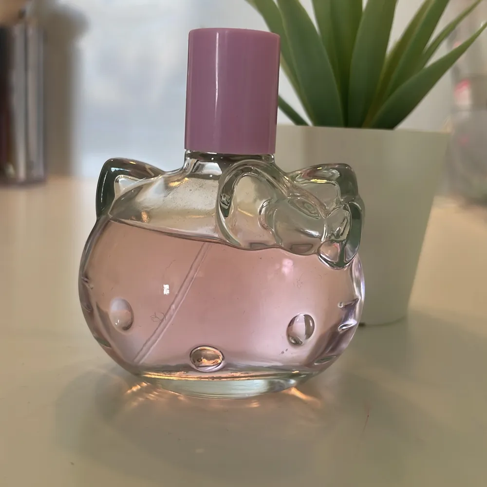 Säljer denna populära Hello Kitty parfymen för den kommer inte till användning längre. Köpte den för några månader sedan men bara användigt 3 gånger köptes för 249kr och säljer för 100kr  Bra skick jag kommer ta in den i bubbelplast så den inte går sönder. Övrigt.
