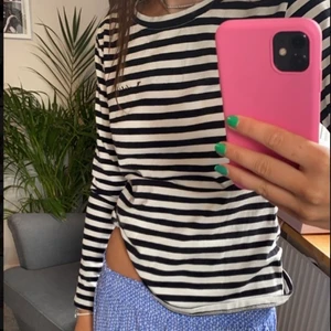 Benetton tröja  - Svar och vit randig tröja från benetton, långärmad! Så skönt material och i nyskick!