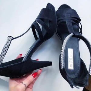 Klackskor  - Perfekta klackskor till bal eller liknande i storlek 36. Endast använda 1 kväll