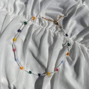 Aliné necklace är ett pärlhalsband med flera olika färger som verkligen livar upp din outfit!  Justerbart med förlängningskedja och karbinhake, standardfrakt 19:-