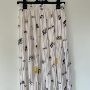 HÄRLIG SOMRIG KJOL  - Kjol från monki i storlek S, använd ett fåtal gånger så den är fortfarande i fint skick 