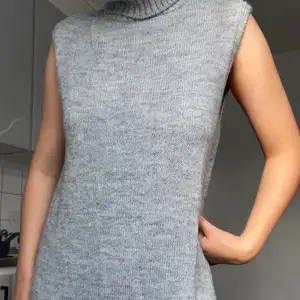 grå stickad klänning från bikbok. otroligt mysig med stor polokrage, den slutar strax nedanför knäna på mig som är 170cm, använd 1 gång 