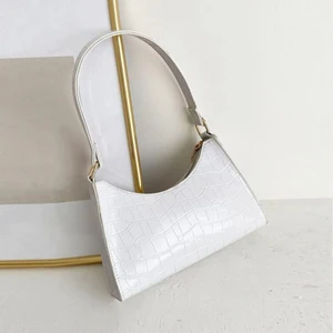 Väskor - Säljer 3 olika väskor från Shein. Nyskick. Nypris 49 kr styck. Finns en vit, mörk grön och blå. Alla 3 för 100kr.  Vit och Blå -SÅLD