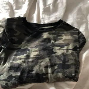 Säljer denna militär färgade klänningen, den är längre än vad det ser ut på bilden. Om du är intresserad kontakta mig. Köparen står för frakt. 💕