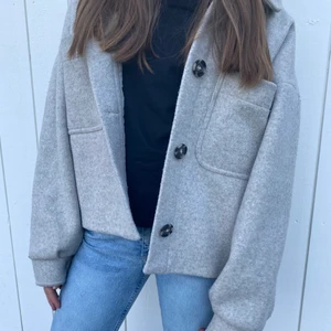 Nakd kappa - Säljer denna snygga kappa från nakd då den inte kommer till användning längre. Köpt i vintras och är i bra skick, lite nopprig men inget man tänker på, 399 kr+frakt 💕 Nypris: 879 kr