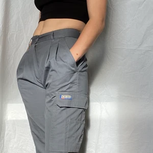 Cargo panta från blå kläder - Så snygga men tyvärr för små för mig:((( skulle säga att de passar en 34/ liten 36a. Jag är 170 cm för referens och de är hellånga på mig. 