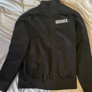 Hoodrich Jacka - Säljer en fräsch och knappt hoodrich jacka i  storlek M. 