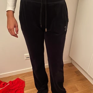 Svarta juicy couture  - Ett par svarta juicy couture mjukisbyxor med texten ”juicy” på rumpan. Dem är använda 1-2 gånger och ser ut som nya. Dem säljes för 500kr. Dem är i storlek XS 🪡🧵