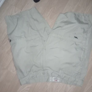 Fjällräven travellers Shorts large 1199kr i butik - Växte ut dom rätt fort men använts ett par gånger. Bekväma och luftiga att gå längre sträckor i. FÄRG BEIGE, . Tvättat och stryker alltid innan försäljning. 200kr om du köper dom ikväll i uppsala