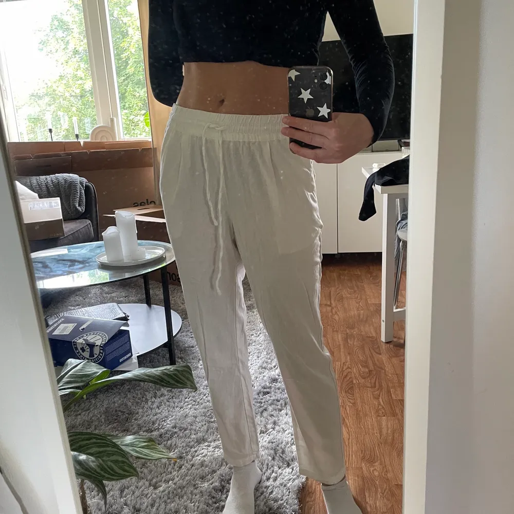 Linnebyxor från veromoda, säljer då jag köpt ett par andra. Endast använda en gång. Passar perfekt på mig som är 167 cm lång, köparen står för frakt🤩🤗. Jeans & Byxor.