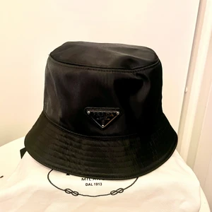 PRADA BUCKET HAT - 2100kr Unisex Box Påse Tag Ingår