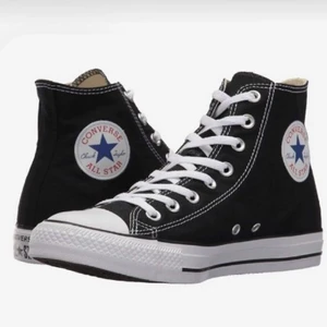 Converse  - Svarta converse i andvänt skick skriv för fler bilder och frågor❤️❤️ 
