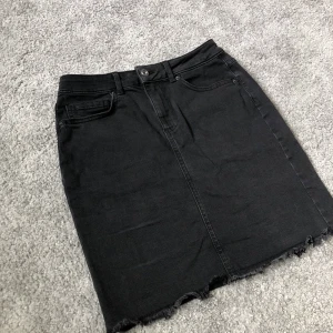 Svart jeanskjol pieces - Svart jeanskjol från pieces, köpt på vero moda. Strl s i bra skick💓  (Har en likadan blå i strl xs, skicka meddelande om du vill köpa båda för 150kr)