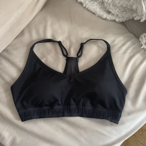 Sport bh från PINK - Sjukt snygg och skön sport bh köpt på Pink i USA! Mycket fint skick, säljes pga passar inte mig längre 🥰  Storlek L men den är som en M.