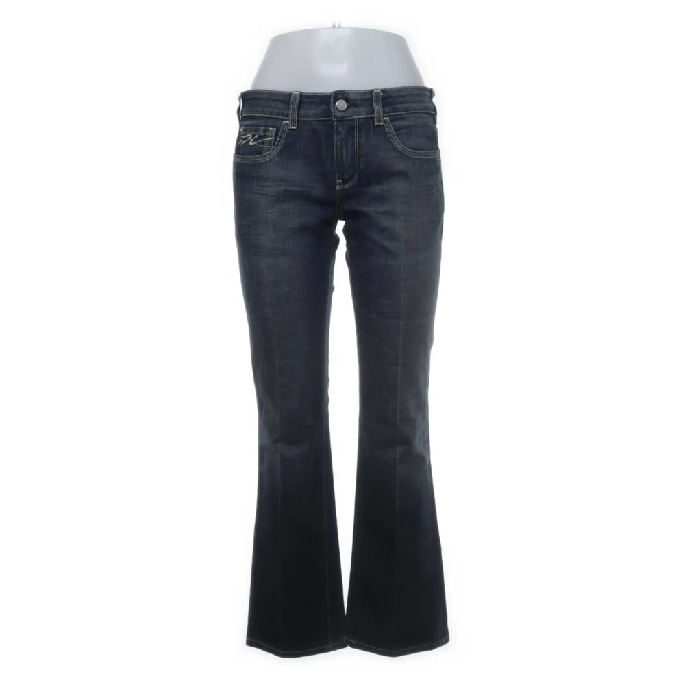 Säljer dessa snygga lågmidjade jeans från Tommy Hilfiger köpta på Sellpy. Köpare står för frakt, kontakta vid intresse! . Jeans & Byxor.