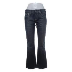 Säljer dessa snygga lågmidjade jeans från Tommy Hilfiger köpta på Sellpy. Köpare står för frakt, kontakta vid intresse! 