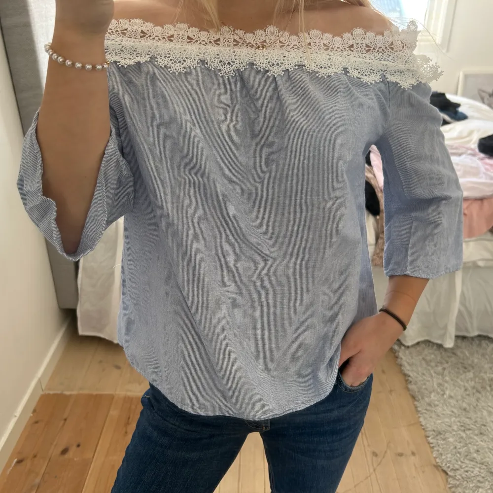 Somrig off-shoulder blus😍🌸💙. Blusar.