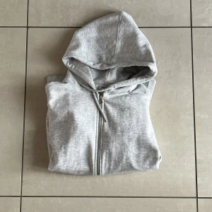 Grå zip-up hoodie Weekday - Grå zip-up hoodie från Weekday. Stl XL! True to size. Sitter väldigt oversized på mig som brukar ha S/M. Bra skick.